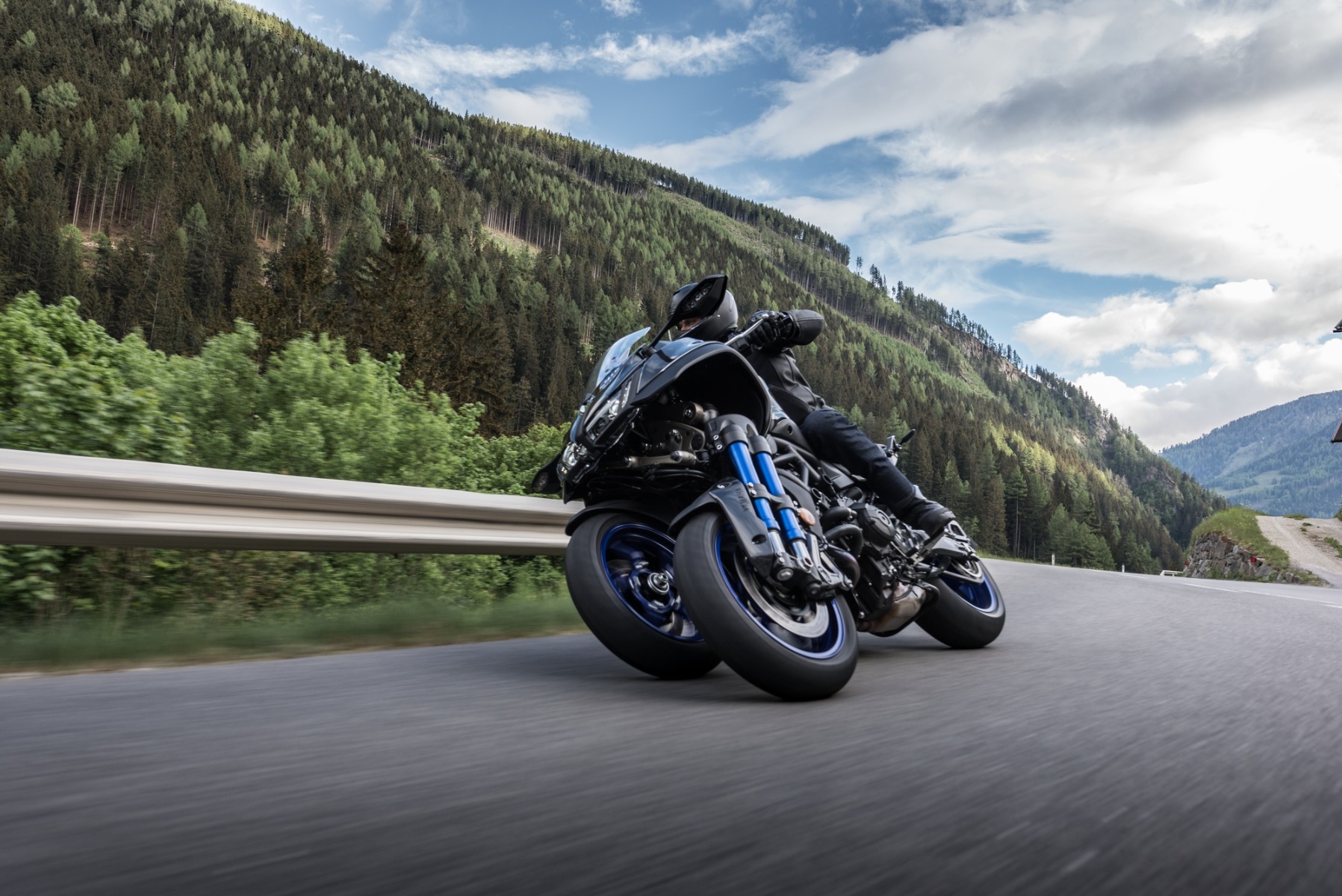 2019-Yamaha-LMWTR-EU-Graphite-Action-006_2
