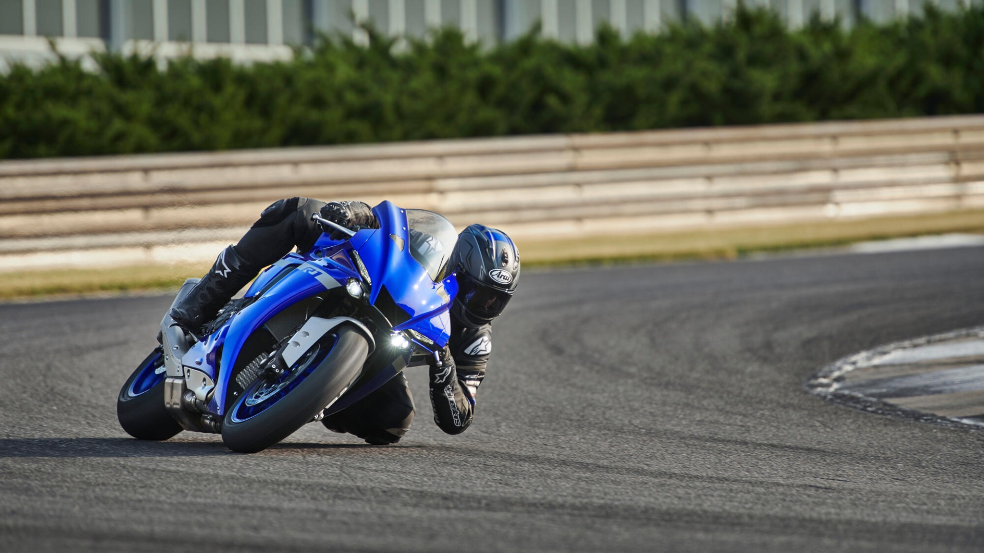 2020-Yamaha-YZF1000R1-EU-Icon_Blue-Action-002-03