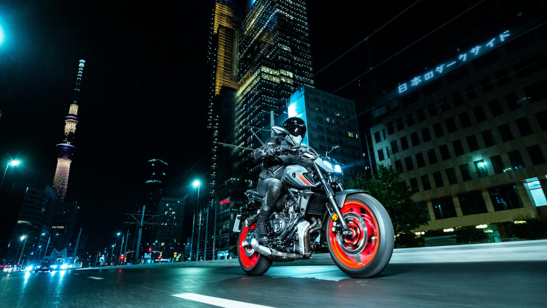 2021-Yamaha-MT07-EU-Storm_Fluo-Action-006-03